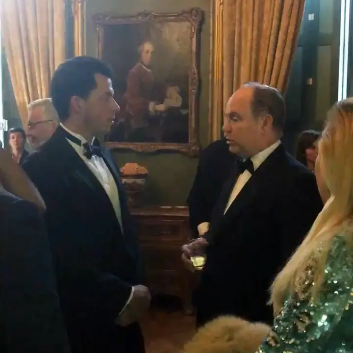 Fabian de Mortier en conversation avec le prince Albert II de Monaco parmi les invités