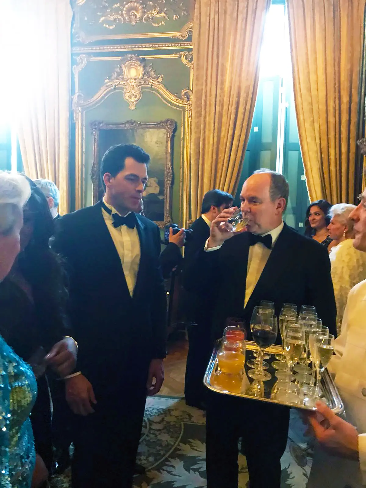 Fabian de Mortier et le prince Albert II de Monaco côte à côte dans un salon du palais d’Egmont