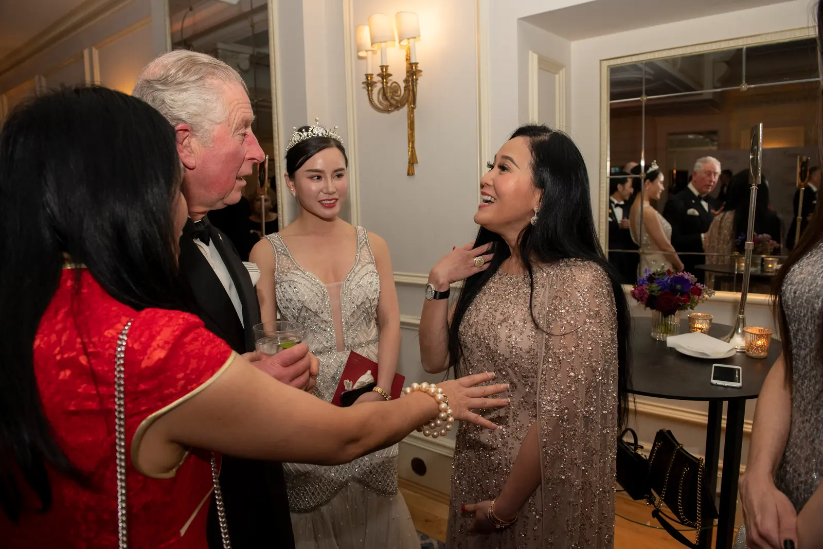 Jessica Chaijaya présentée au prince Charles, aujourd’hui le roi Charles III, lors d’un gala de The Prince’s Trust
