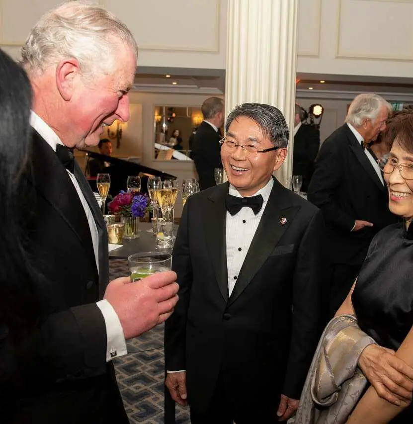 Le prince Charles en conversation avec Gao Jisheng, tous deux en tenue de soirée, aux côtés de l’épouse de Gao Jisheng