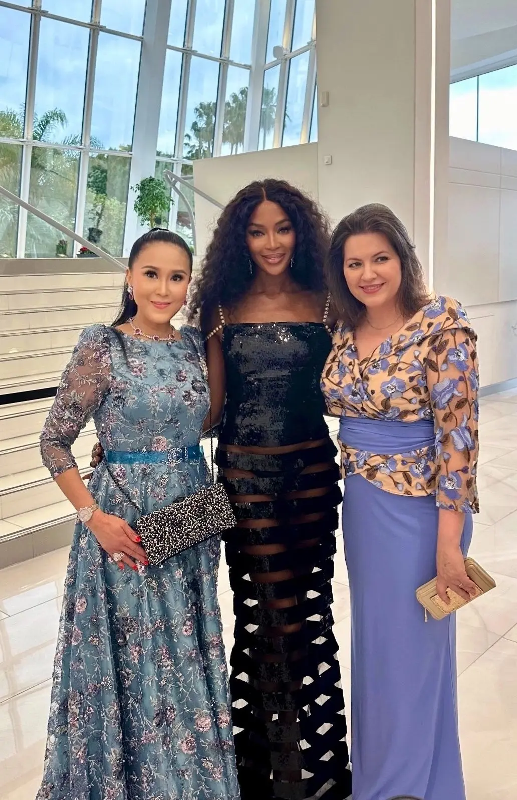 Jessica Chaijaya, Naomi Campbell et Eliza Reid côte à côte en tenue de soirée