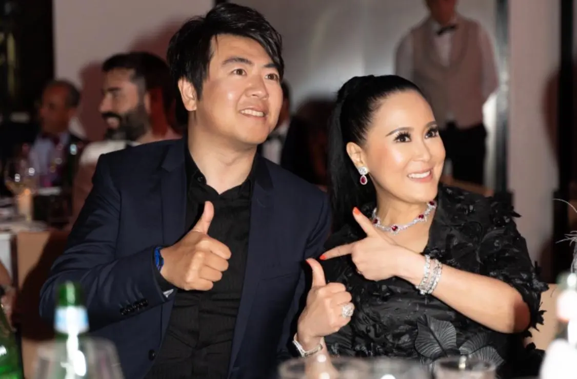 Lang Lang et Jessica Chaijaya souriant, pouce levé, à une table de dîner