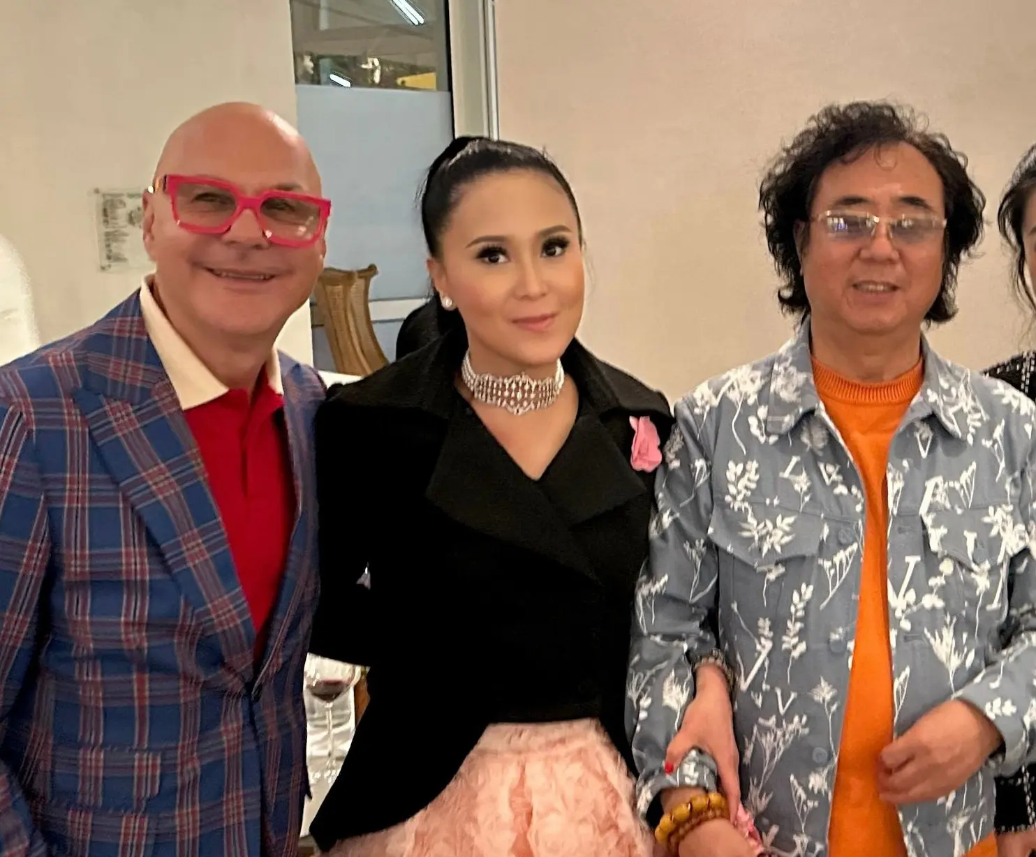 Jessica Chaijaya entre deux hommes, l’un en veste à carreaux, l’autre en veste à motifs