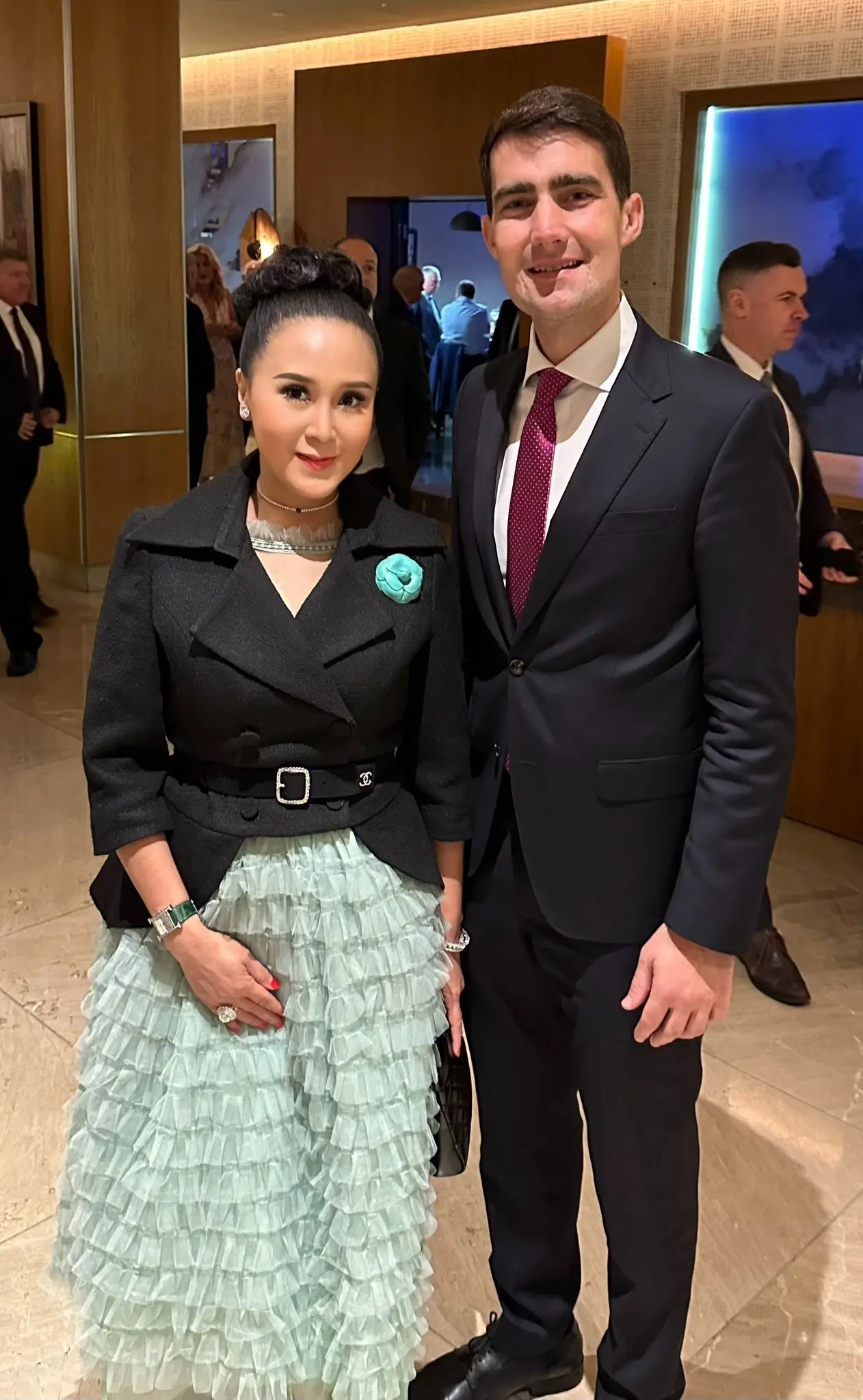 Jessica Chaijaya, en veste noire et jupe de tulle vert pâle, aux côtés de Jack Chambers en costume sombre