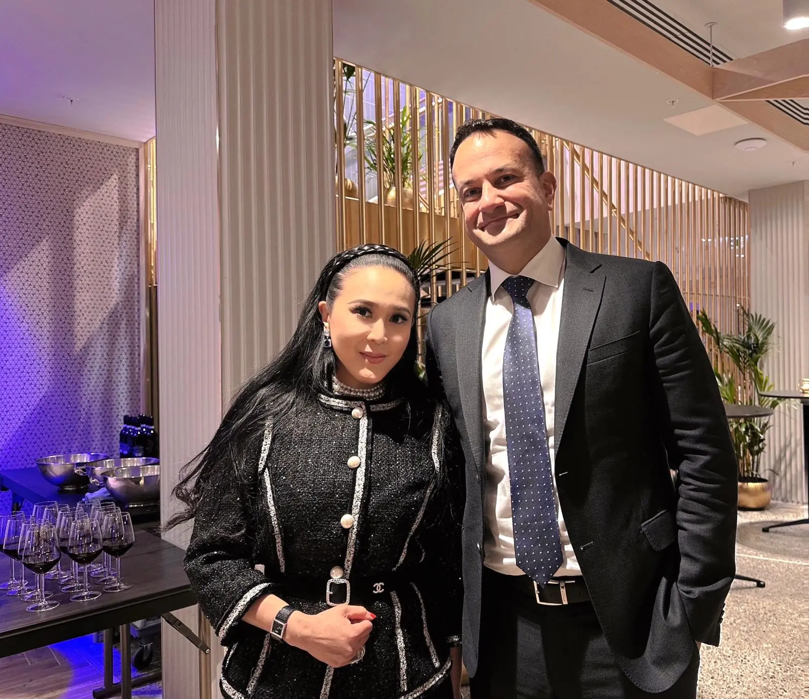 Jessica Chaijaya, en veste de tweed noir et blanc, aux côtés de Leo Varadkar en costume sombre