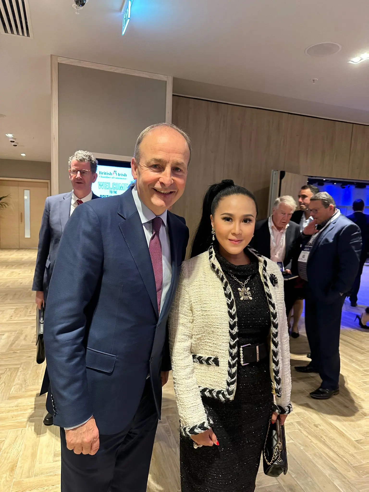 Micheál Martin, en costume bleu, et Jessica Chaijaya, en veste blanche sur une robe noire, lors d’une réception