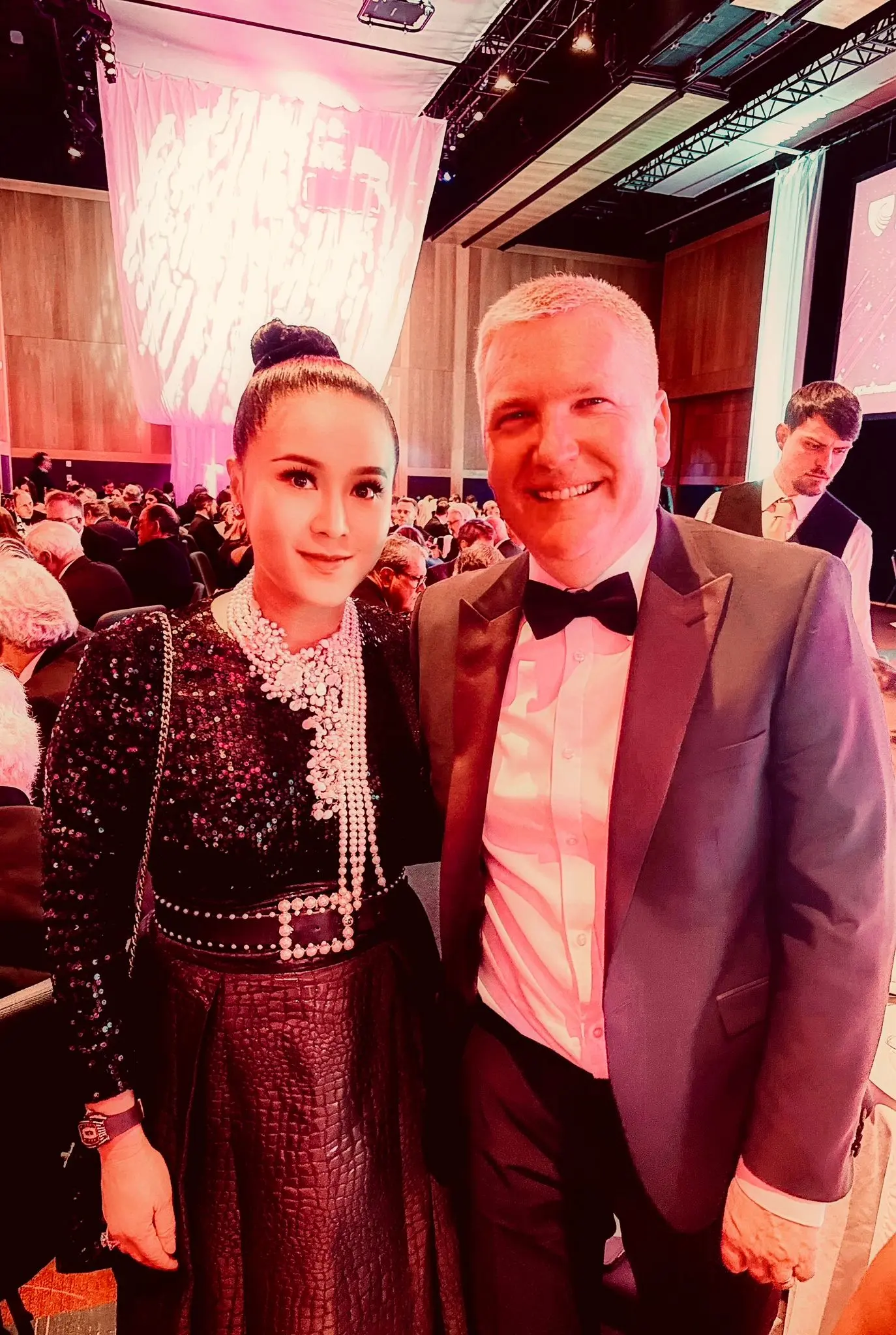 Jessica Chaijaya et Michael McGrath, en smoking et nœud papillon, lors d’un dîner de gala