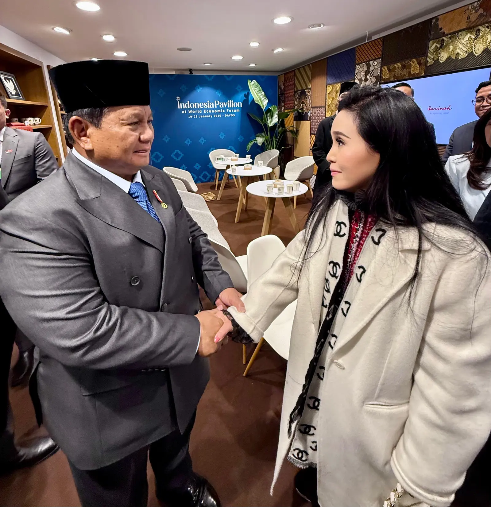 Jessica Chaijaya serrant la main du président Prabowo Subianto au pavillon de l’Indonésie à Davos