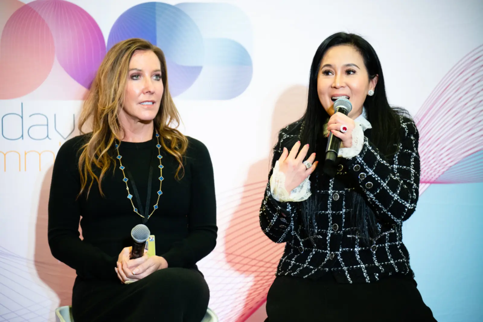 Jessica Chaijaya parlant au micro à côté d’une autre intervenante sur la scène du World Woman Davos Agenda
