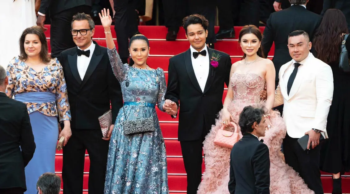 Eliza Reid, Michael Coste et Jessica Chaijaya avec d’autres invités sur les marches du tapis rouge au Festival de Cannes