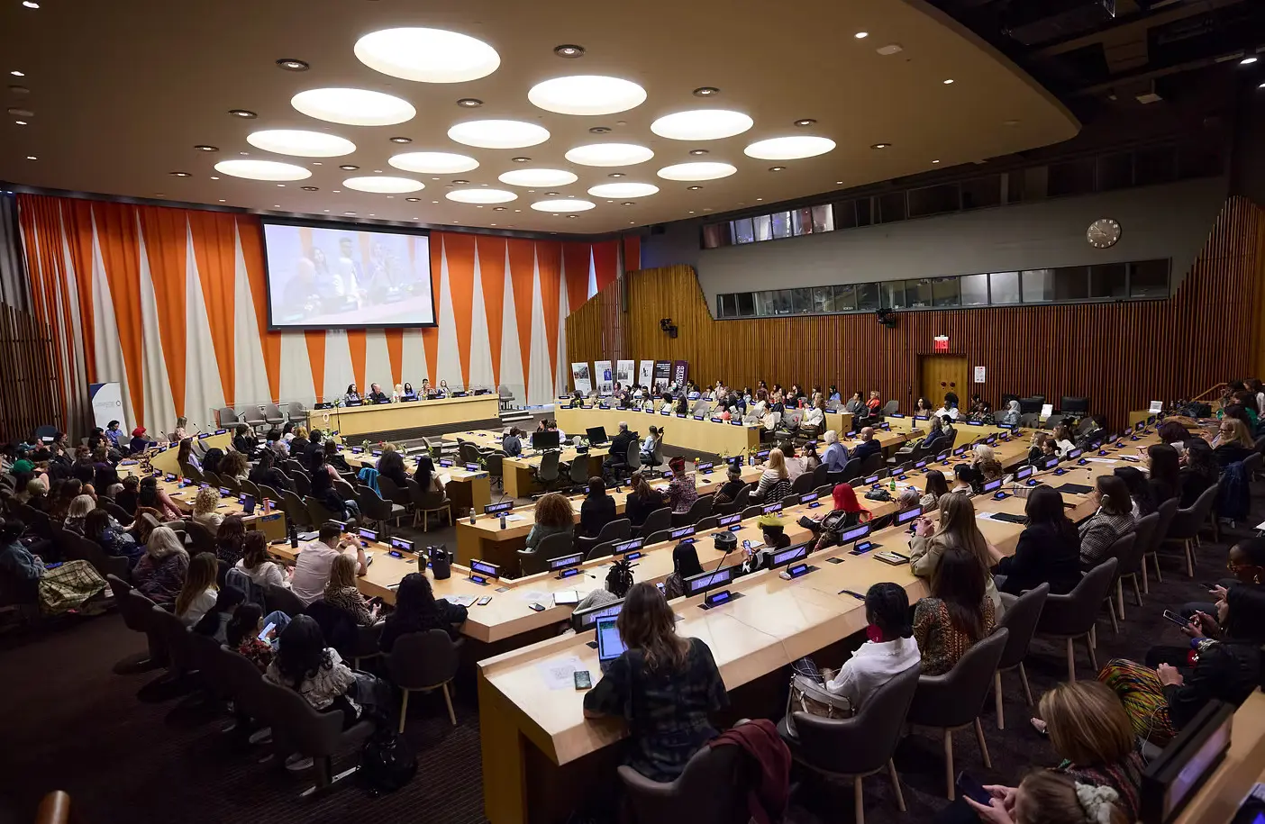 Des délégués assis à des pupitres en arc de cercle dans la salle du Conseil économique et social au Siège des Nations Unies
