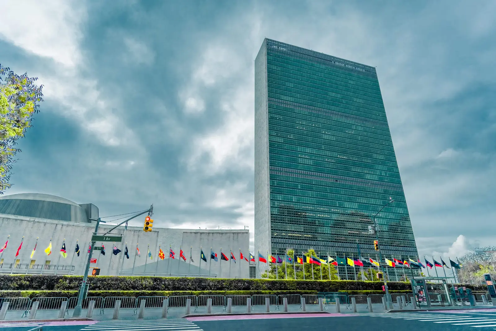 Le bâtiment du Secrétariat des Nations Unies à New York, avec une rangée de drapeaux nationaux au premier plan