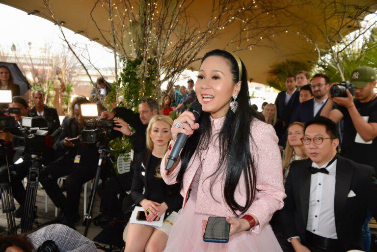Jessica Chaijaya 在讲台上激情演讲,向慈善家和媒体讲述社会正义与包容性。