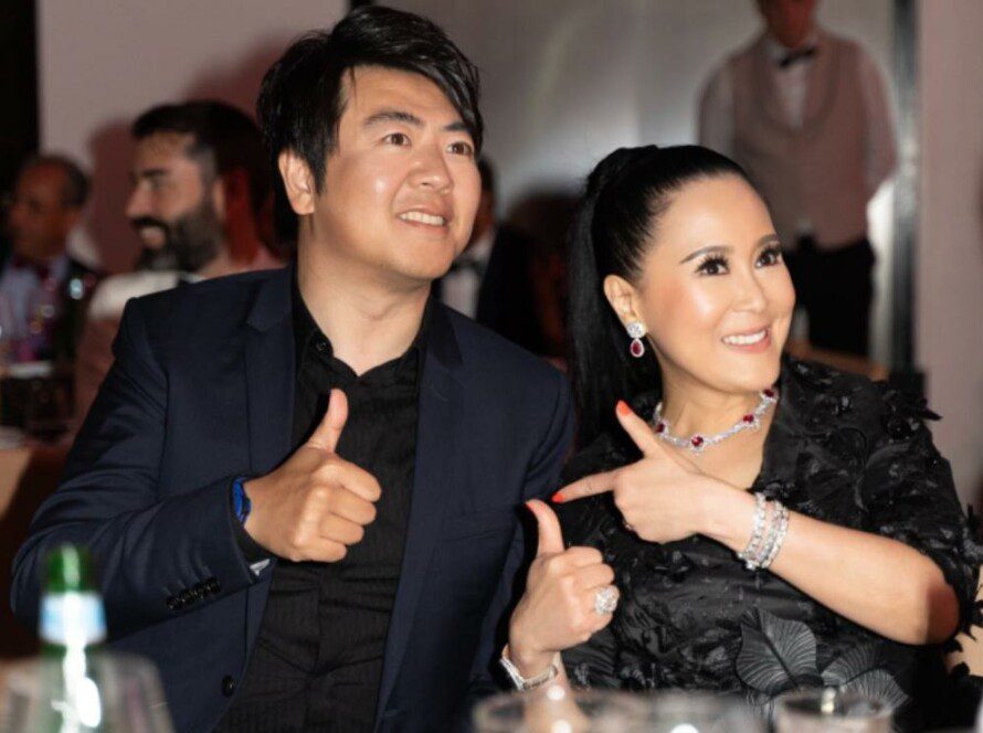 USC代表Jessica Chaijaya与钢琴家郎朗在2024戛纳文化外交晚宴上微笑交流