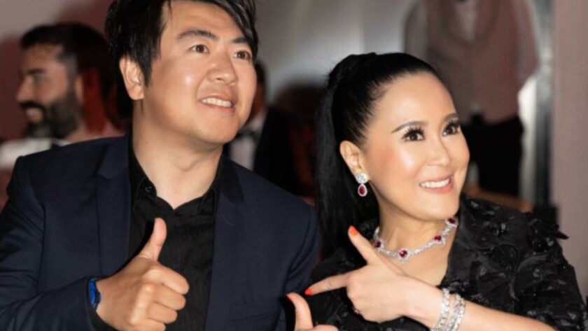 USC代表Jessica Chaijaya与钢琴家郎朗在2024戛纳文化外交晚宴上微笑交流