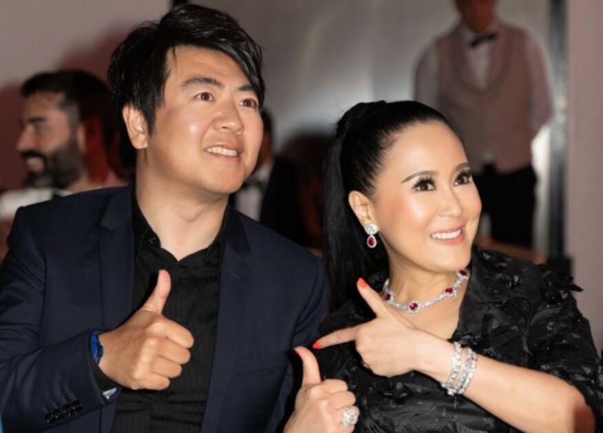 USC代表Jessica Chaijaya与钢琴家郎朗在2024戛纳文化外交晚宴上微笑交流