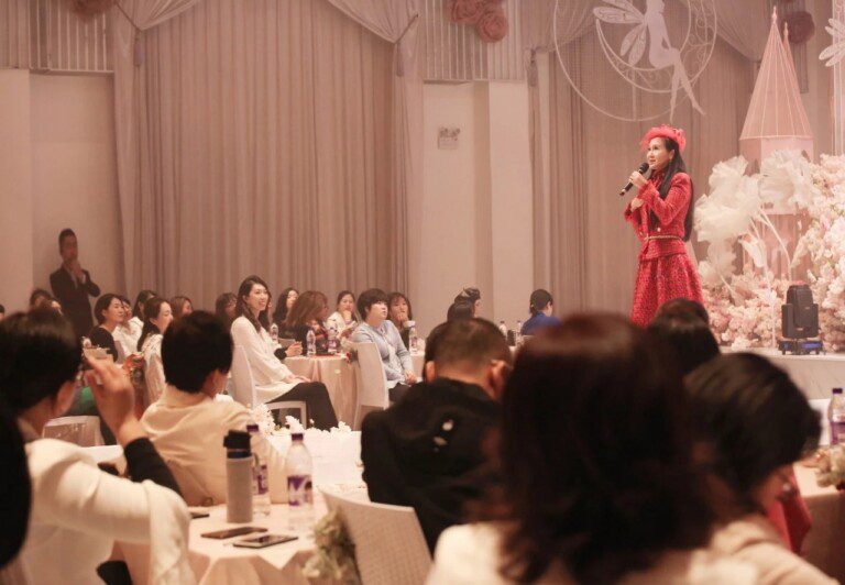 USC理事蔡欣燕在沈阳"奇迹女神"活动演讲,鼓励女性企业家拓展国际视野