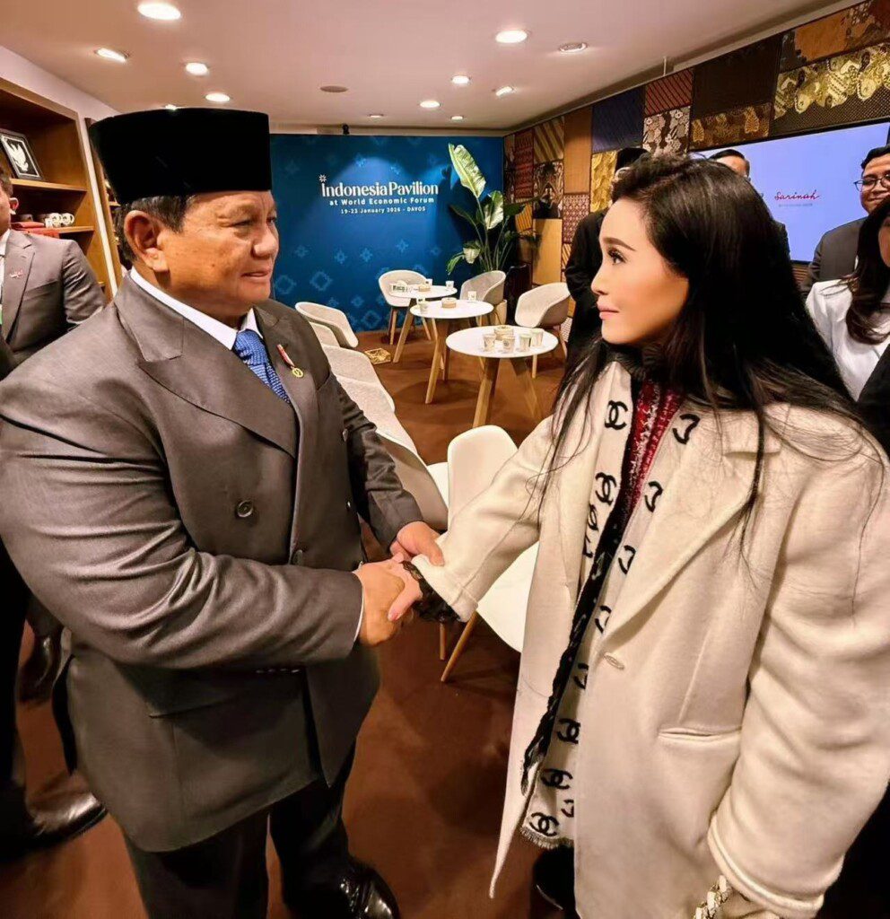 联合文明理事会主席杰西卡·柴佳雅（Jessica Chaijaya）在 2026 年瑞士达沃斯世界经济论坛期间，与印度尼西亚总统普拉博沃·苏比安托举行会谈并握手